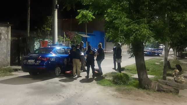 Personal de la Agencia de Investigación Criminal en el lugar del tiroteo mortal en Villa Manuelita.