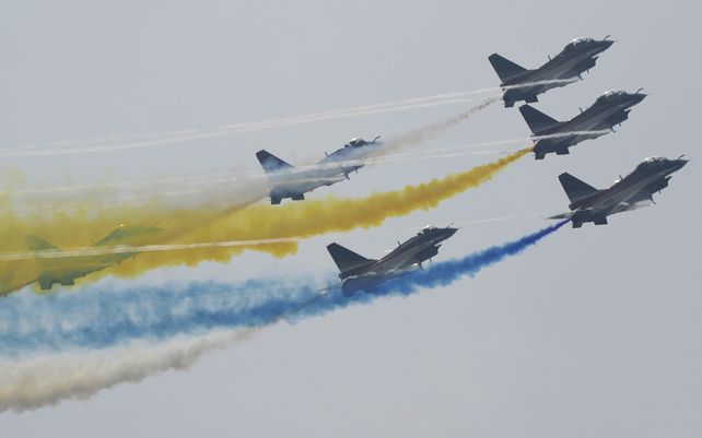 Miembros del equipo acrobático 1 de agosto de la Fuerza Aérea del Ejército Popular de Liberación de China (EPL) actúan durante la 13ª Exposición Internacional de Aviación y Aeroespacial de China