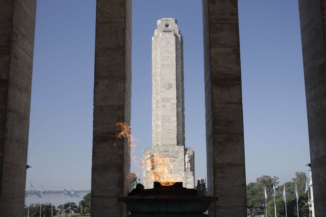 Las obras en el Monumento a la Bandera ingresaron nuevamente en la incertidumbre. La contratista paralizó las tareas ante una abultada deuda de Nación.