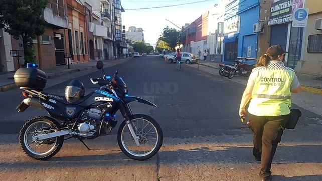 Un colectivo habría enganchado el cableado que terminó sobre la calle y las veredas.