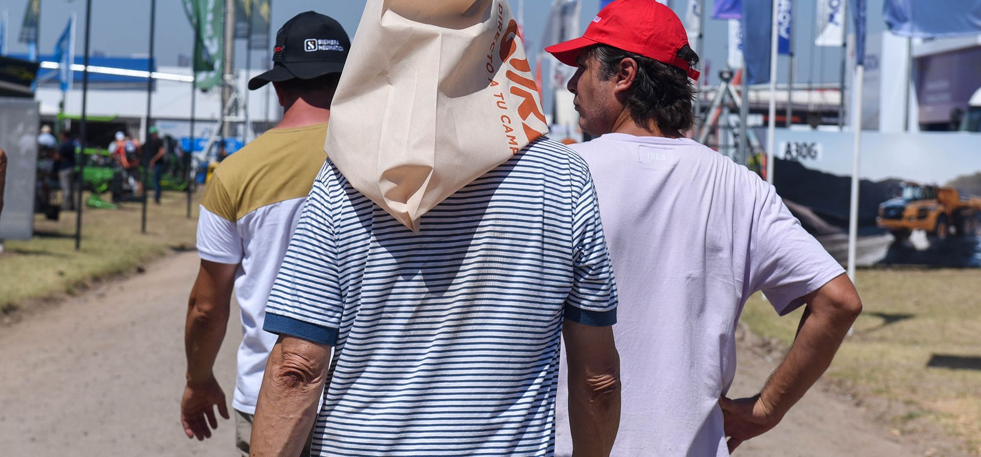 A falta de sombrero, el merchandising vino bien para atajar el sol.