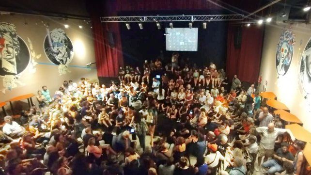 Desde la puerta de entrada hasta la tribuna de arriba: cientos de trabajadores de la cultura se reunieron en asamblea contra la ley ómnibus.&nbsp;