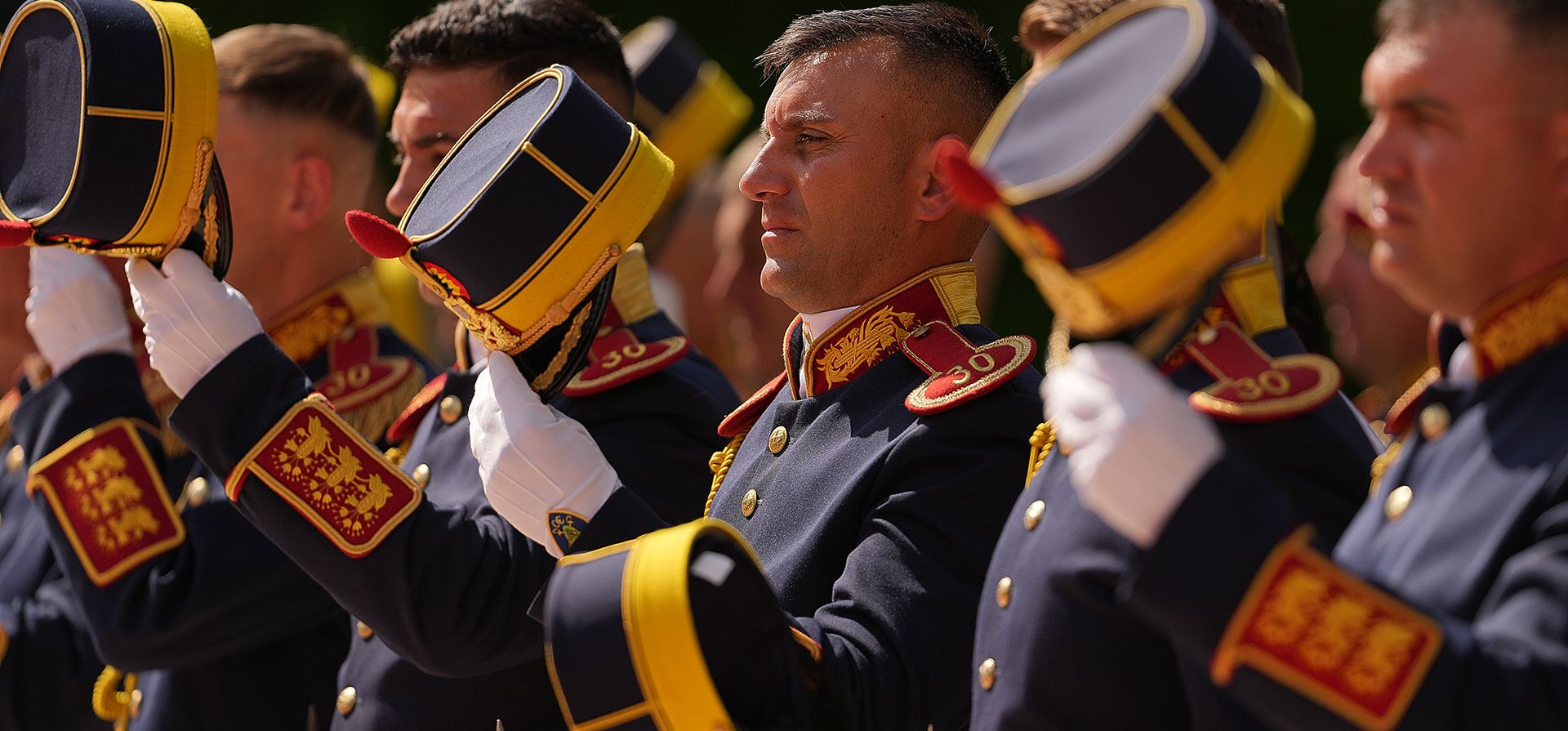 Soldados de la guardia de honor se preparan para la ceremonia oficial de bienvenida ofrecida por el presidente rumano Nicusor Dan al presidente indio Droupadi Murmu en Bucarest, Rumania, el jueves 23 de julio de 2026. (Foto AP/Andreea Alexandru) Soldados de la guardia de honor se preparan para la ceremonia oficial de bienvenida ofrecida por el presidente rumano Nicusor Dan al presidente indio Droupadi Murmu en Bucarest, Rumania, el jueves 23 de julio de 2026. (Foto AP/Andreea Alexandru)