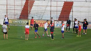 La pelota fue protagonista en el primer día de entrenamiento de Atlético Paraná. &nbsp; 