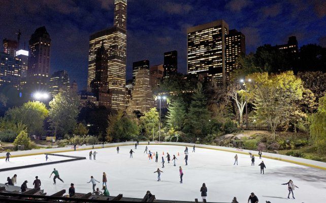 Residentes y turistas deslizan sus patines sobre el hielo en Wollman Rink del Central Park de Nueva York. 