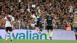 Juan Giménez, de 17 años, no se inmuta ante el asedio del experimentado Esequiel Barco, mientras mira Zunino. El pibe debutó en la primera de Central.
