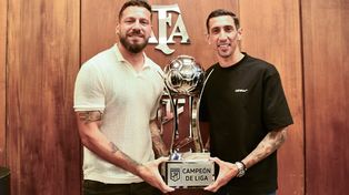 Los capitanes de Central, Jorge Broun y Ángel Di María, con la Copa que la Liga Profesional otorgó al club.