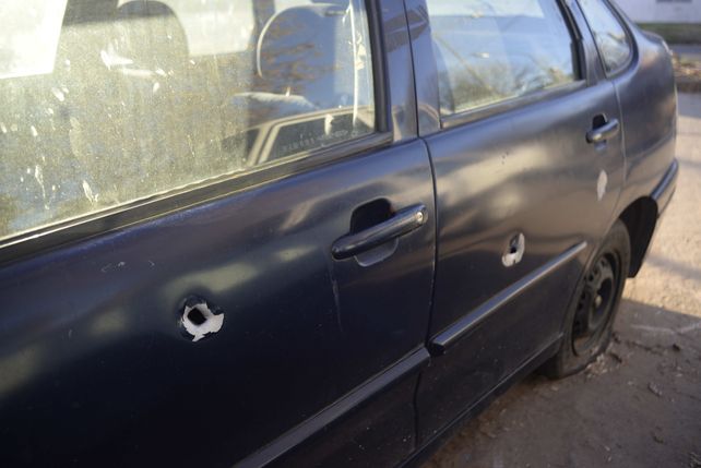Algunos disparos impactaron vehículos estacionados en la cuadra