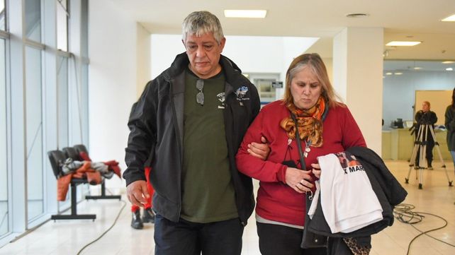 Cabizbajos. Los padres de Marcos Guenchul no encontraron consuelo tras el fallo que absolvió a Priscila Denoya.