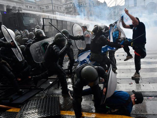 El Gobierno denunció un intento de golpe de Estado. La policía aplicó el protocolo antipiquetes y reprimió a los manifestantes.