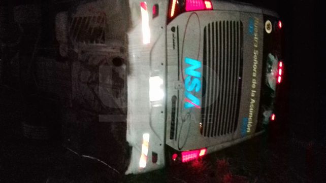 Volcó un colectivo en San Justo, una mujer falleció y 49 personas resultaron heridas