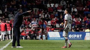 El Ogro Fabbiani le da indicaciones a Tomás Jacob, a quien ratificó de volante central de Newells pese a que es lateral o zaguero.