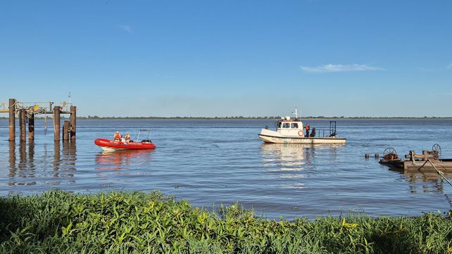 Efectivos de Prefectura Naval realizan la búsqueda en la zona de Bajada Bella Vista en Puerto San Martín