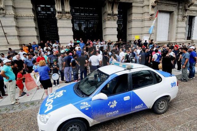 Luego de la crisis policial piden debatir la sindicalización de la fuerza