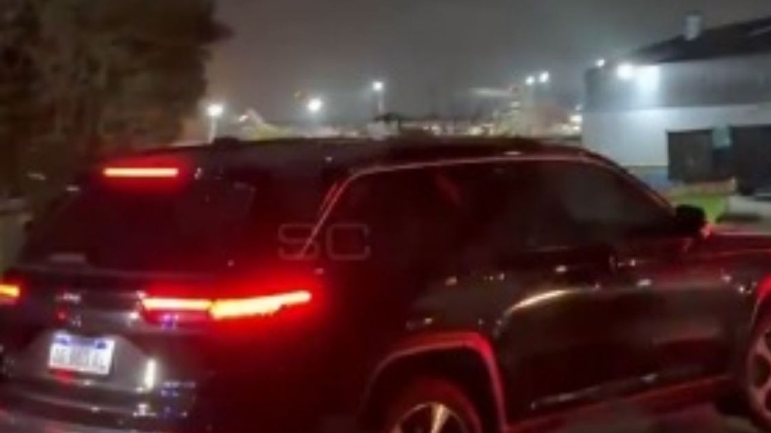 Messi llegó al aeropuerto a bordo de una camioneta negra.
