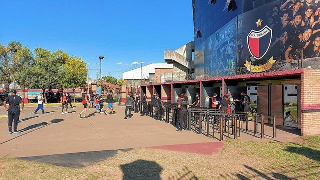 Las puertas del Brigadier López se abrieron con suficiente antelación para ver Colón ante Peñarol.&nbsp;