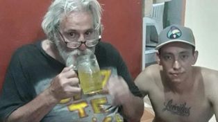 Gustavo Bazterrica junto a un joven que le dio una mano y lo ayudó en este mal momento que atraviesa el artista.