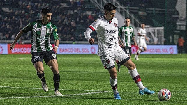 Jonas Acevedo intenta avanzar ante la marca de Abecasis