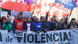 Miles de docentes y militantes marcharon por el centro de Rosario para repudiar la violencia.