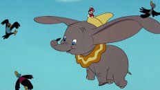 Según Disney, “Dumbo” ridiculiza y estereotipa a los esclavos afroamericanos que trabajaban en las plantaciones el pasado siglo en Estados Unidos. Según Disney, “Dumbo” ridiculiza y estereotipa a los esclavos afroamericanos que trabajaban en las plantaciones el pasado siglo en Estados Unidos.