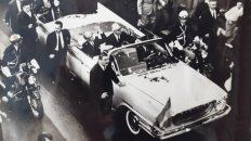 Giovanni Gronchi y el gobernador Sylvestre Begnis pasean sobre un Chrysler último modelo. Giovanni Gronchi y el gobernador Sylvestre Begnis pasean sobre un Chrysler último modelo.