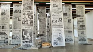 Las tapas más icónicas de los diarios de Rosario en 40 años de democracia, en una atractiva muestra