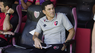 Mauricio Larriera, en el banco de la cancha de Colón, donde Newell’s eliminó a Midland por los 32avos de final de la Copa Argentina.