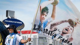 Dos potencias. Las figuras de Diego Maradona y Lionel Messi forman parte de la pasión argentina.