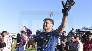 Hasta siempre. El &iacute;dolo salud&oacute; los cuatro costados del estadio Grella. Fue el momento m&aacute;s emotivo de la jornada.