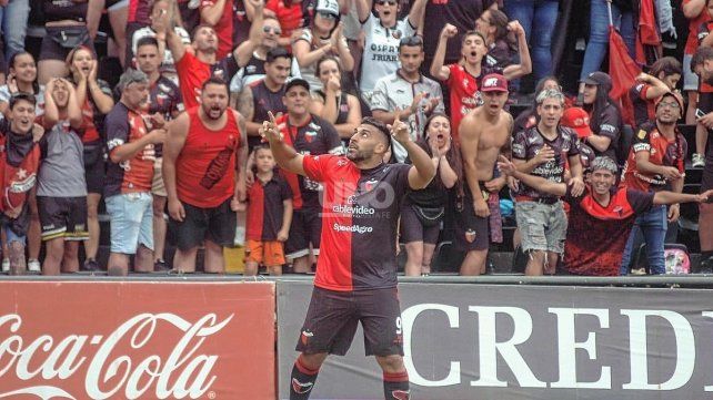 Wanchope Ábila se robó todos los aplausos en Colón