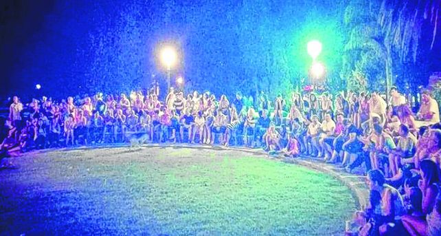 Compromiso colectivo. Una asamblea popular en la plaza de San Jorge convocó a un nutrido grupo de vecinos que claman por seguridad vial.