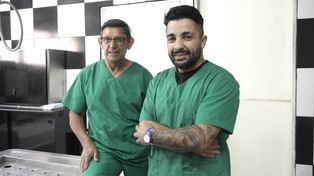 Hector y Nelson trabajan sobre los cadáveres aplicando tanatopraxia.