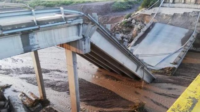 Un fuerte temporal causó la caída de un puente en la Ruta Nacional 40