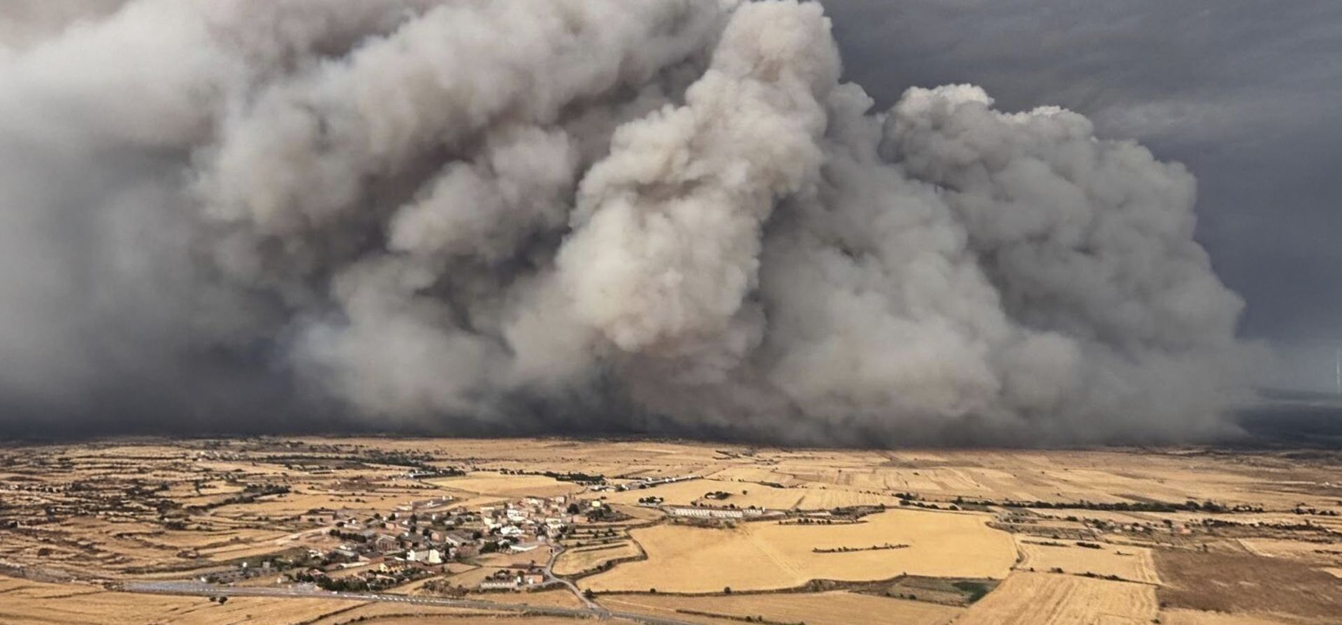Un incendio descontrolado arrasa los pastizales de la comarca de la Segarra, en la provincia de Lérida, España, el martes 1 de julio de 2025. (Foto AP/Agents Rurals de Catalunya, HO) Un incendio descontrolado arrasa los pastizales de la comarca de la Segarra, en la provincia de Lérida, España, el martes 1 de julio de 2025. (Foto AP/Agents Rurals de Catalunya, HO)