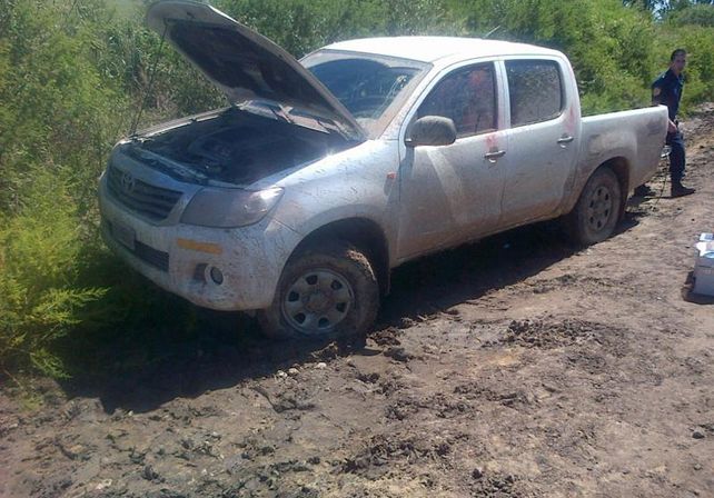 La camioneta en que escapaban los delincuentes que fueron detenidos ni bien ocurrió el robo.