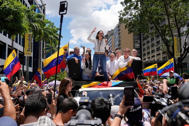 Maria Corina Machado habla este miércoles a un mes justo de las elecciones que le sirvieron al presidente Maduro para montar un supuesto fraude.