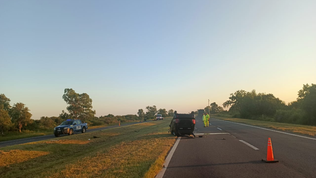 El auto terminó volcando tras chocar contra un caballo. Sucedió este lunes a la altura de Sauce Viejo