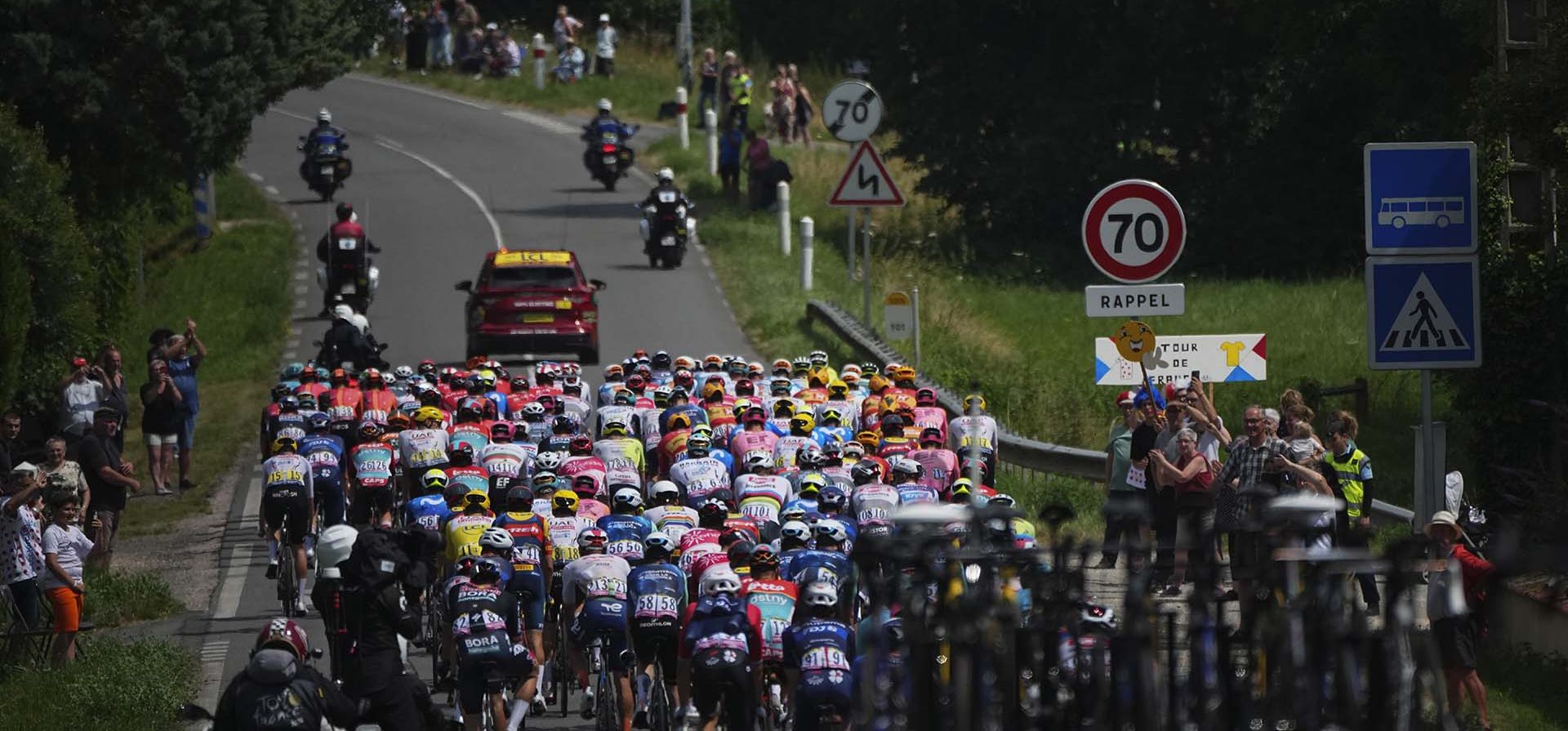Un pelotón de ciclistas recorre durante la décima etapa de la carrera Tour de Francia de 187,3 kilómetros con inicio en Orleans y final en Saint-Amand-Montrond, Francia, el martes 9 de julio de 2024. (Foto AP/Daniel Cole Un pelotón de ciclistas recorre durante la décima etapa de la carrera Tour de Francia de 187,3 kilómetros con inicio en Orleans y final en Saint-Amand-Montrond, Francia, el martes 9 de julio de 2024. (Foto AP/Daniel Cole