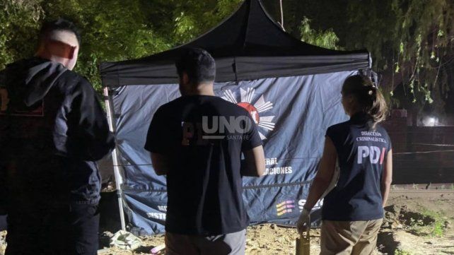 La victima estaba colgada de un portón de hierro y aún no logró ser identificada.