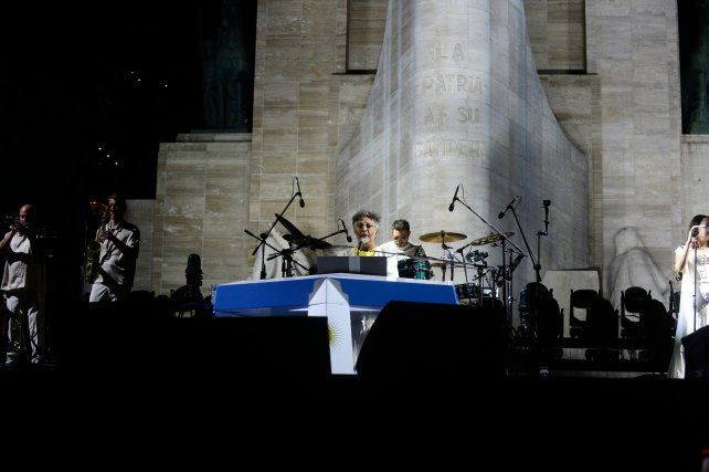 Rosario vivió una fiesta multitudinaria en el Monumento con el show de Fito Páez