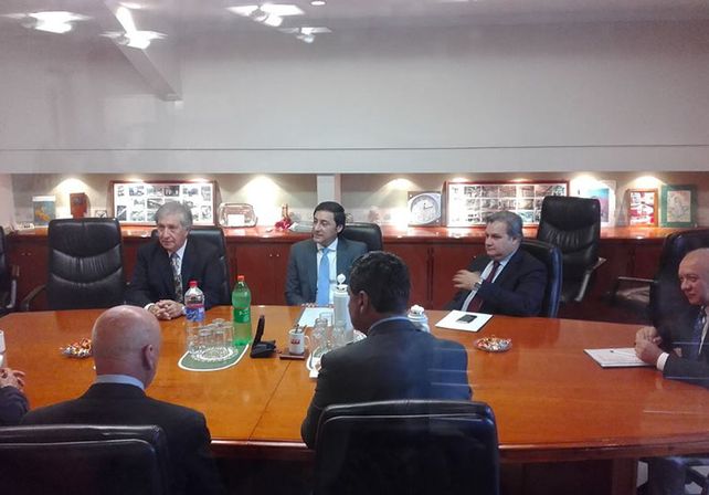 En la cooperativa telefónica las autoridades se reunieron antes de la conferencia de prensa. Foto gentileza Julio Palacio.