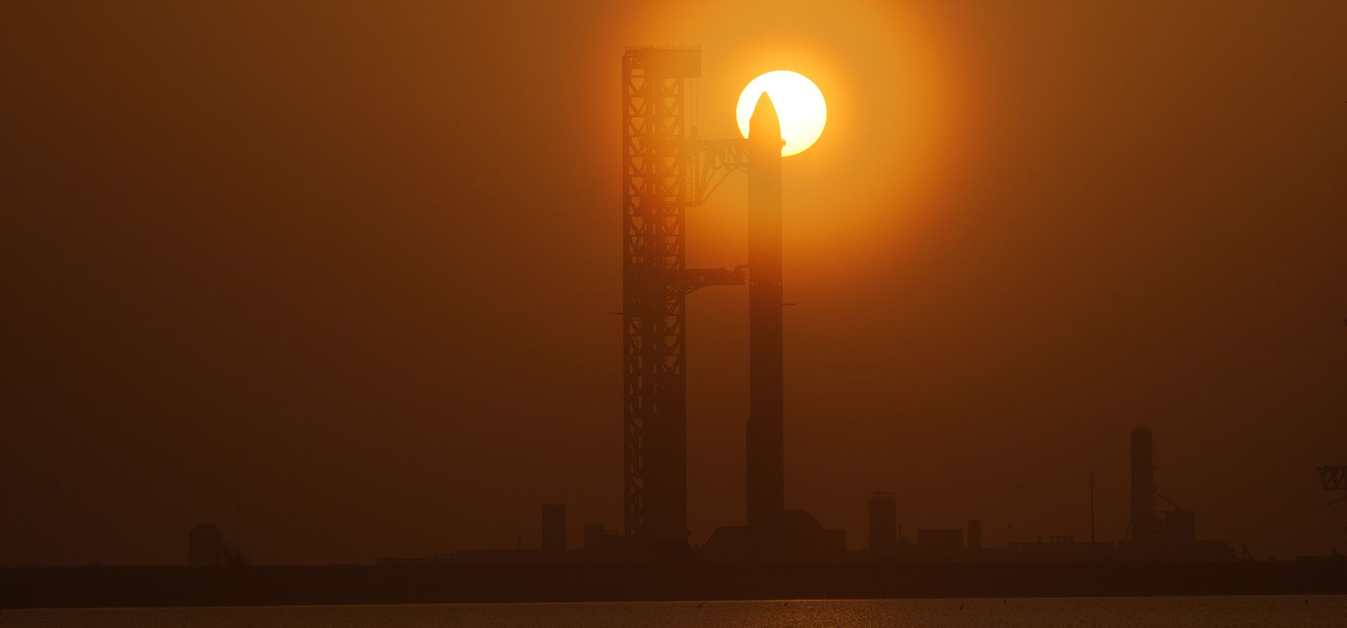 El sol sale tras el megacohete Starship de SpaceX mientras se prepara para un vuelo de prueba desde Starbase, Texas, el viernes 24 de julio de 2026. (Foto AP/Eric Gay) El sol sale tras el megacohete Starship de SpaceX mientras se prepara para un vuelo de prueba desde Starbase, Texas, el viernes 24 de julio de 2026. (Foto AP/Eric Gay)