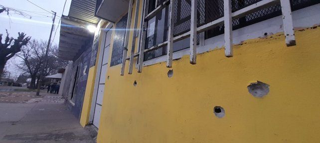 La pared de la granja que atendía Zoe quedó perforada por la ráfaga de tiros criminales.