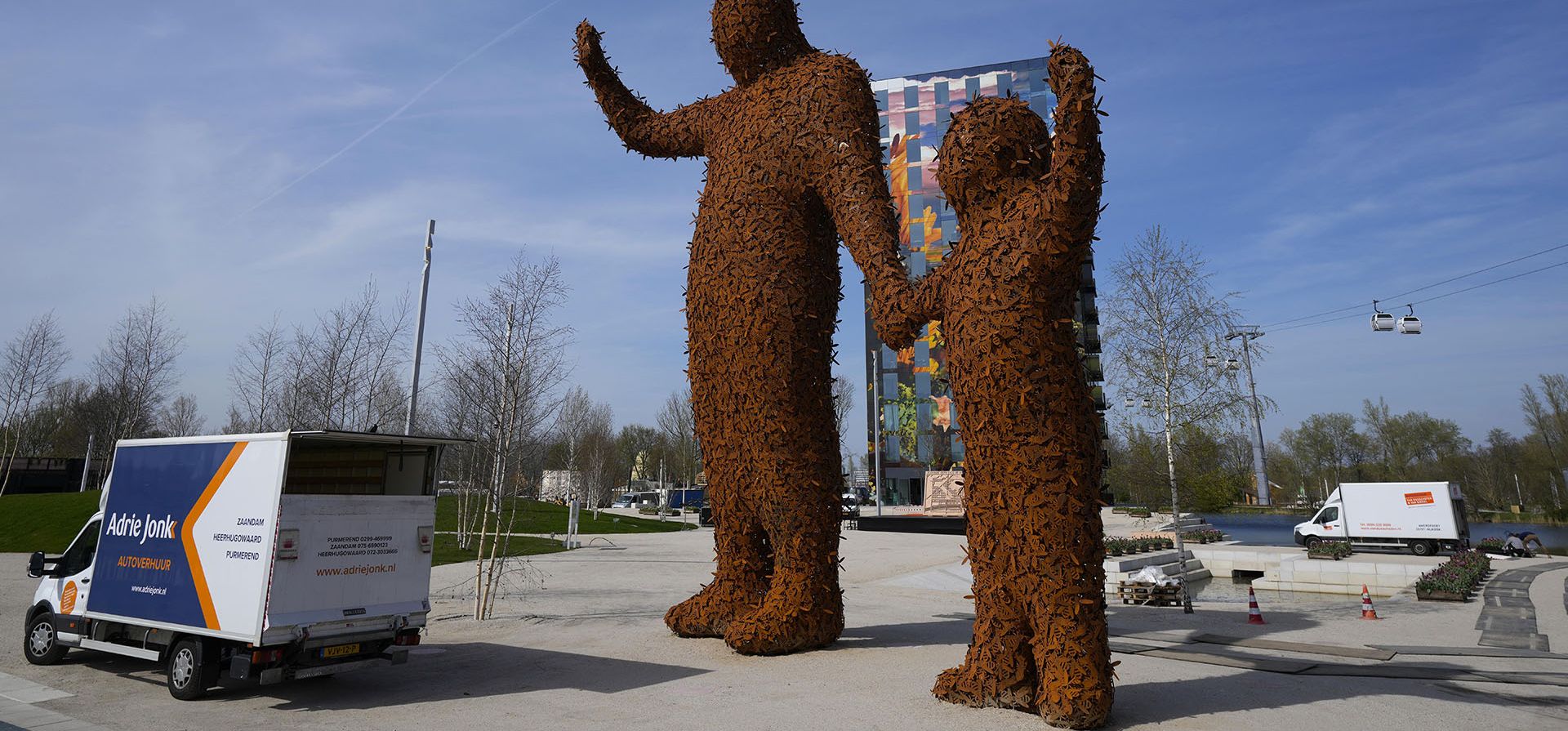 Dos estatuas gigantes hechas de abejas de metal dan la bienvenida a los visitantes a la exhibición de horticultura holandesa llamada Floriade, que se realiza una vez por década, en Almere, Países Bajos, y tiene como objetivo mostrar formas de hacer que las áreas urbanas sean más sostenibles a medida que aumenta la población mundial.