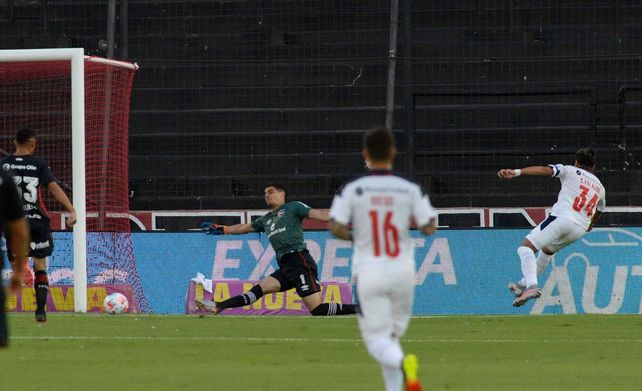 Rompió el cero. Palacios sacó un derechazo ante la salida de Aguerre y puso el 1 a 0 para el rojo.&nbsp;