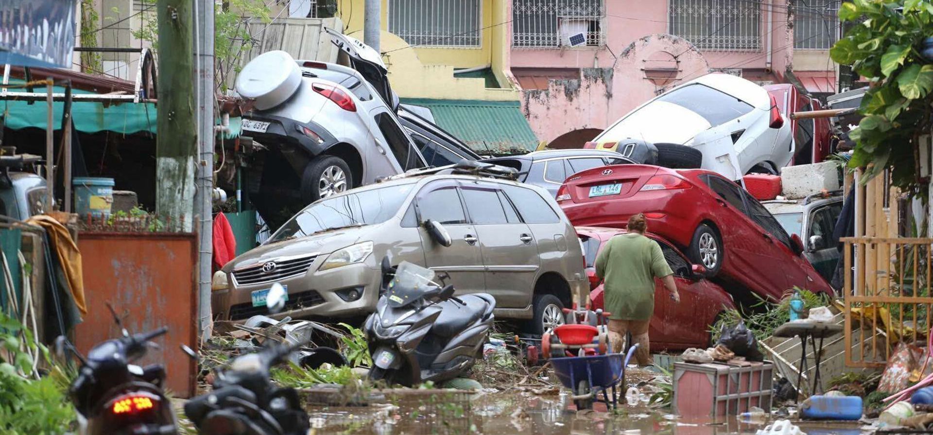 Vehículos apilados tras una inundación provocada por el tifón Kalmaegi en ciudad Cebú, en el centro de Filipinas, el 4 de noviembre de 2025. (AP Foto/Jacqueline Hernandez) Vehículos apilados tras una inundación provocada por el tifón Kalmaegi en ciudad Cebú, en el centro de Filipinas, el 4 de noviembre de 2025. (AP Foto/Jacqueline Hernandez)