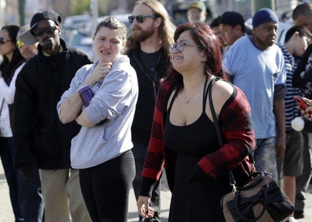 oakland. Angustia de familiares y amigos de las víctimas del siniestro.