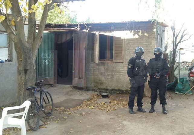 Detuvieron a un hombre por robo y abuso de armas contra una mujer