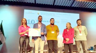 El intendente, Gonzalo Aira, junto a la secretaria de Innovación y Desarrollo, Romina Neiff, durante la entrega de diplomas por la asistencia a la asamblea 2023 de la Asociación Internacional de Ciudades Educadoras.