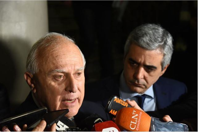El gobernador junto al rector de la UNR poco después de la firma de un convenio.&nbsp;